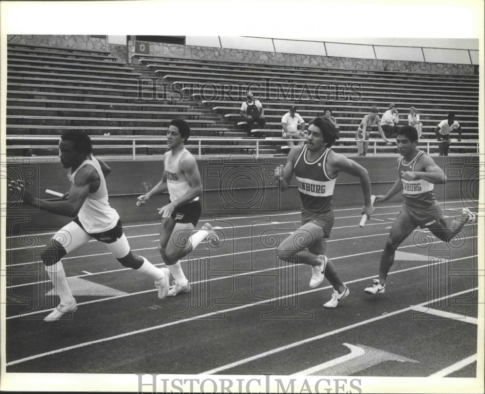 1985 Press Photo Relay runners compete at an Alamo Stadium track meet- Historic Images