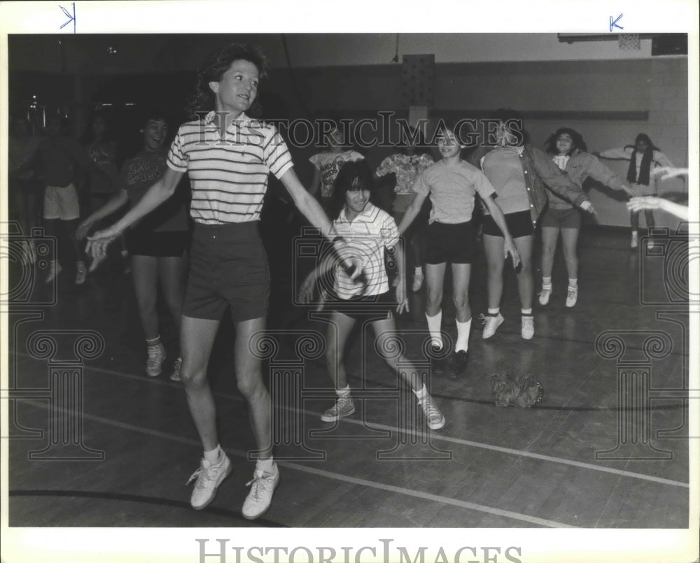 1986 Press Photo Hope Fullwood leads a youth exercise class - sas00411- Historic Images