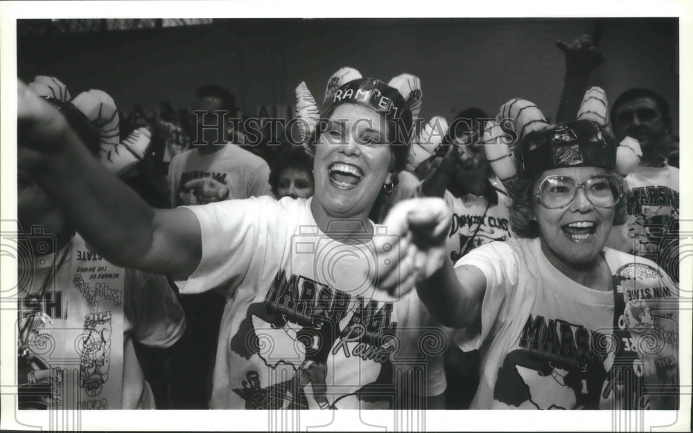 1991 Press Photo Marshall High School staffers cheer at a football pep rally- Historic Images