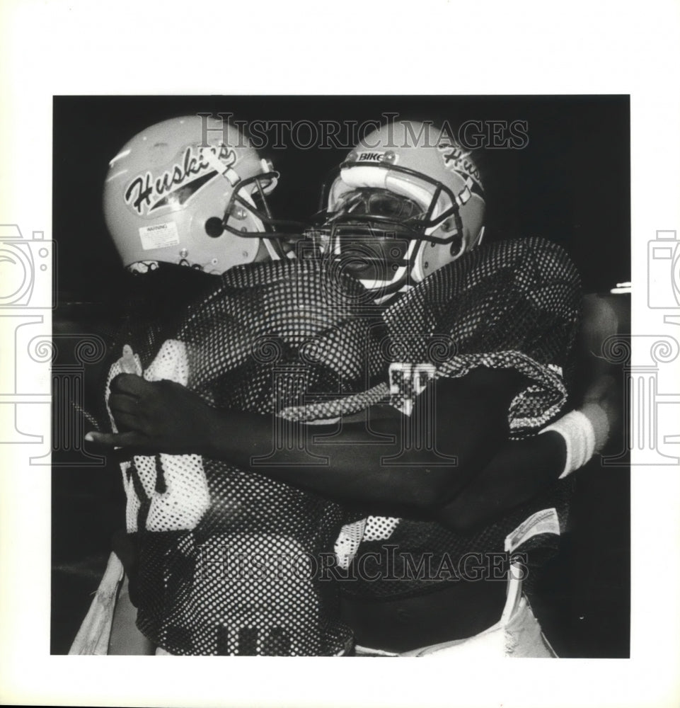 1986 Press Photo Holmes High School football players celebrate a win over Clark- Historic Images
