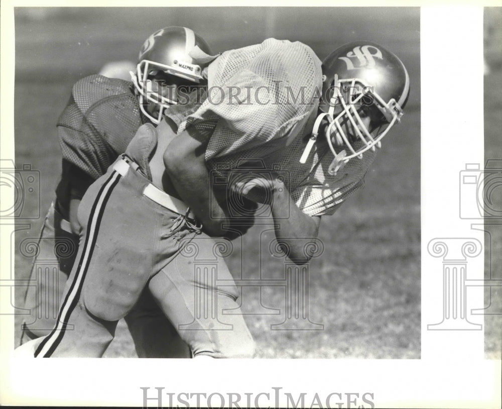1986 Press Photo A pair of Seguin High School football players during practice- Historic Images