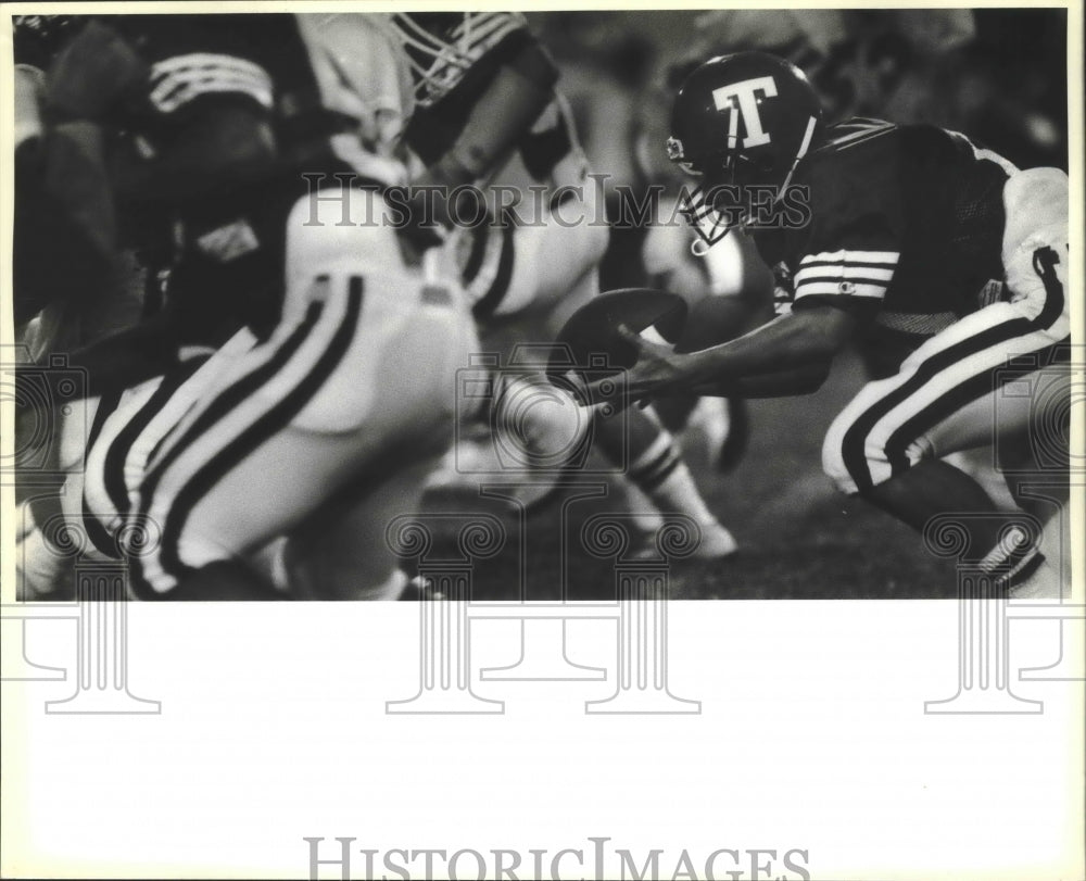 1986 Press Photo Taft High School football player John Miller recovers a fumble- Historic Images