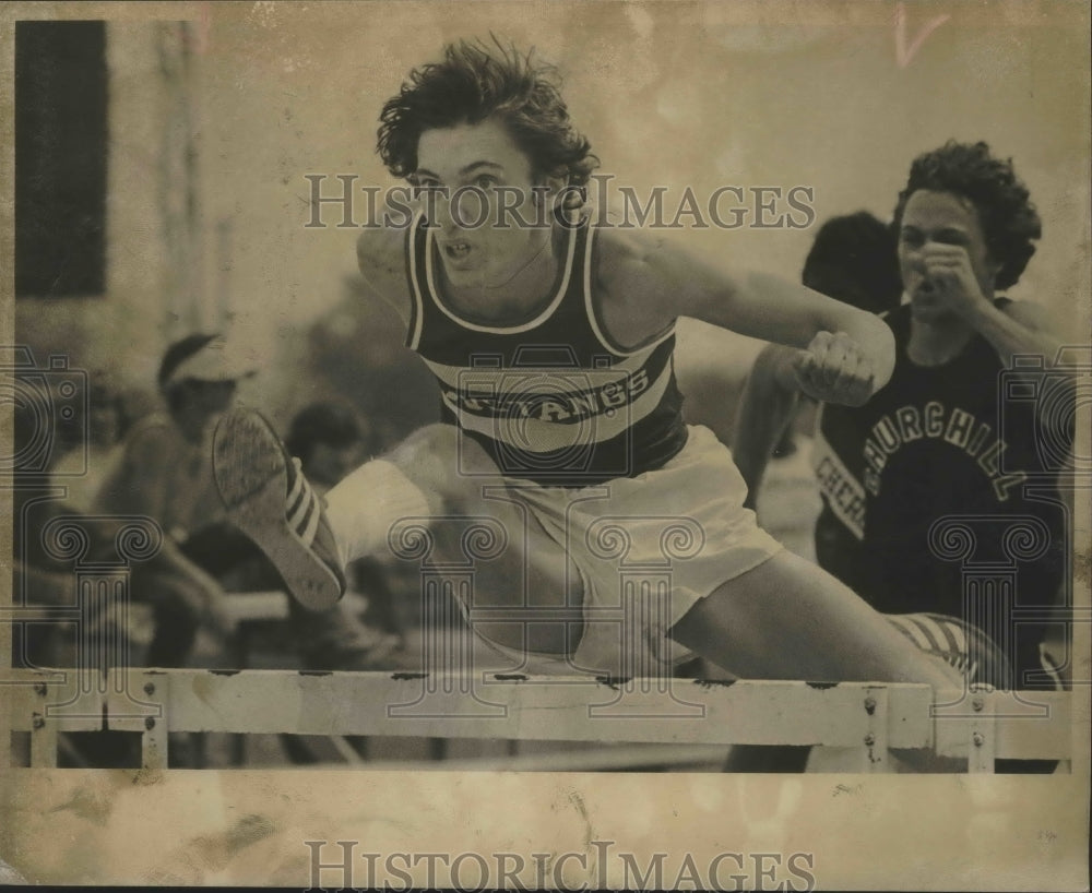 1975 Press Photo John Jay runner Rick Ojeda competes in a hurdles event- Historic Images