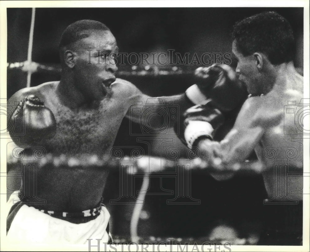1990 Press Photo Boxers "Jesse" James Leija and Edward parker during a bout- Historic Images