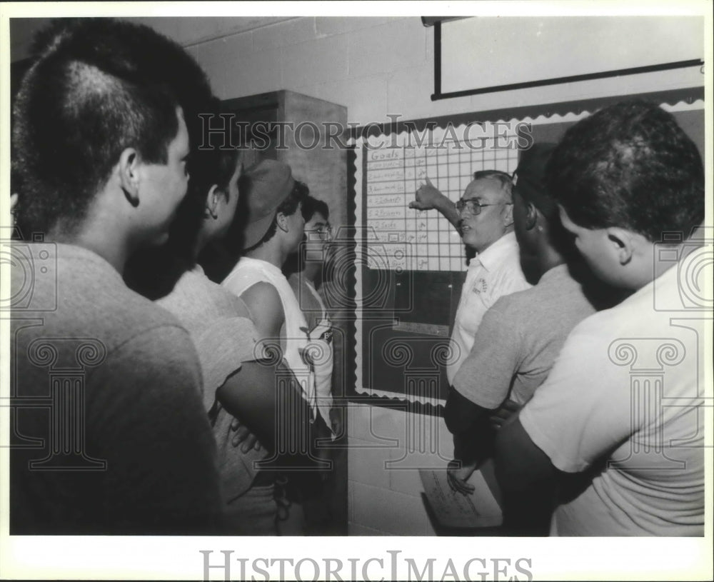 1990 Press Photo Kennedy High assistant football coach Harry Lander with players- Historic Images