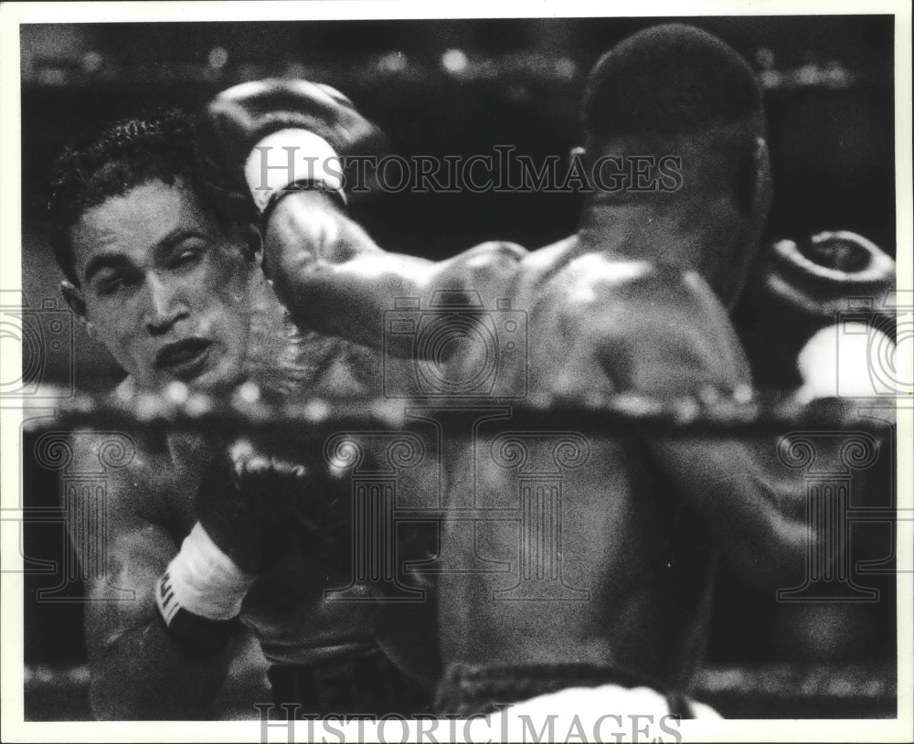 1990 Press Photo Boxer "Jesse" James Leija dodges a punch from Edward Parker- Historic Images