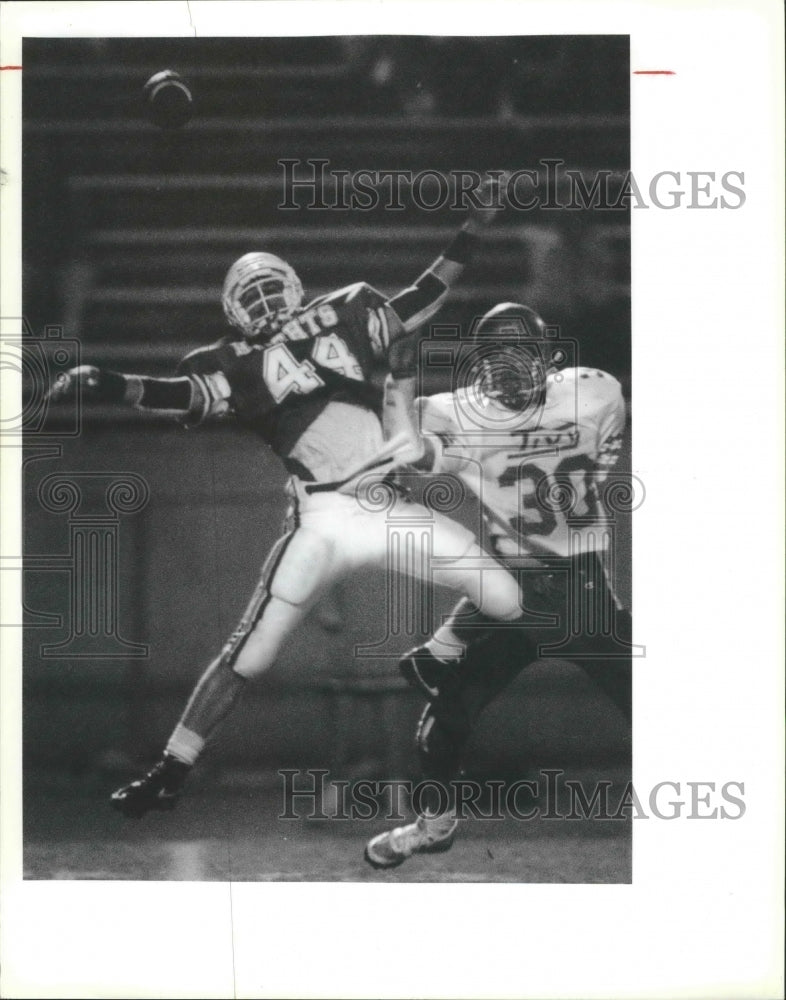 1991 Press Photo Tivy and Alamo Heights tangle in a high school football game- Historic Images