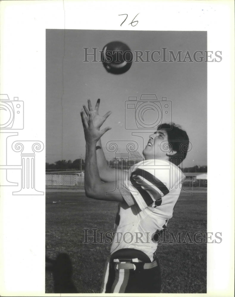 1987 Press Photo Harlandale High School football player Raul Servin - sas00838- Historic Images