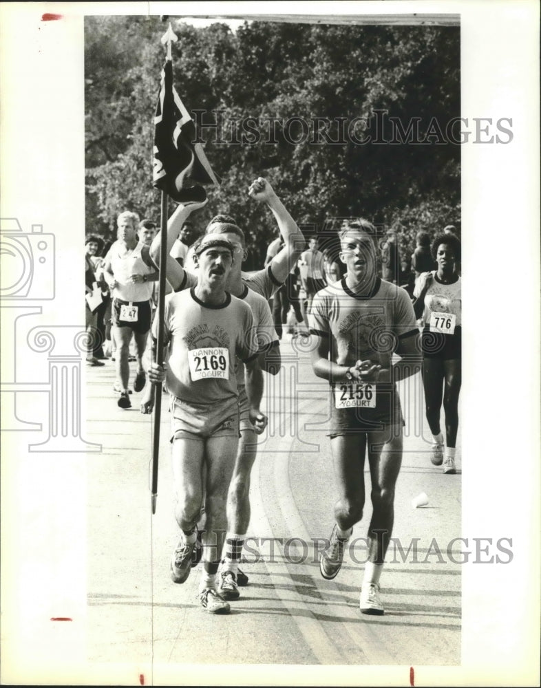 1983 Press Photo Runners from E Company participate in the Fort Sam Marathon- Historic Images