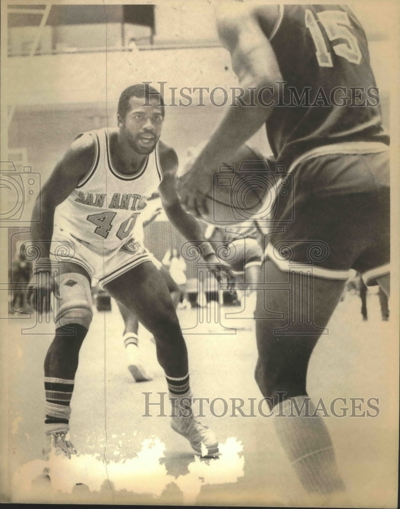 Press Photo Texas-San Antonio basketball player Mike Pickens defends Kelvin Lee- Historic Images