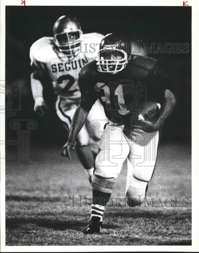 1990 Press Photo McCollum and Seguin play a high school football game- Historic Images