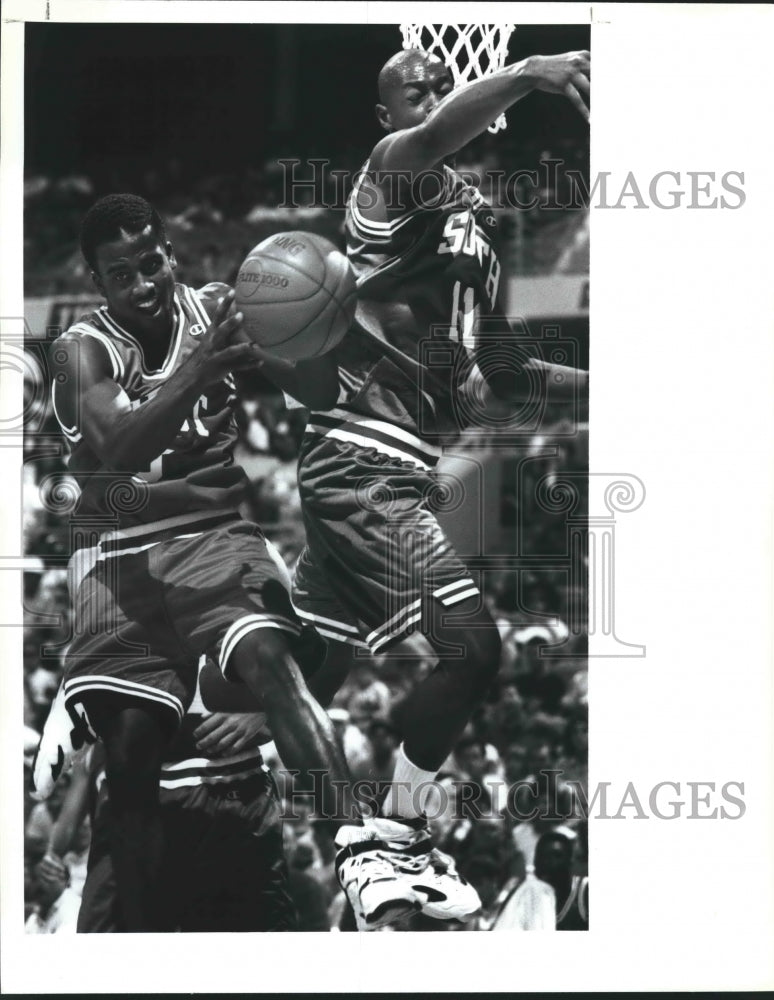 1993 Press Photo South basketball player Martice Moore against the West team- Historic Images