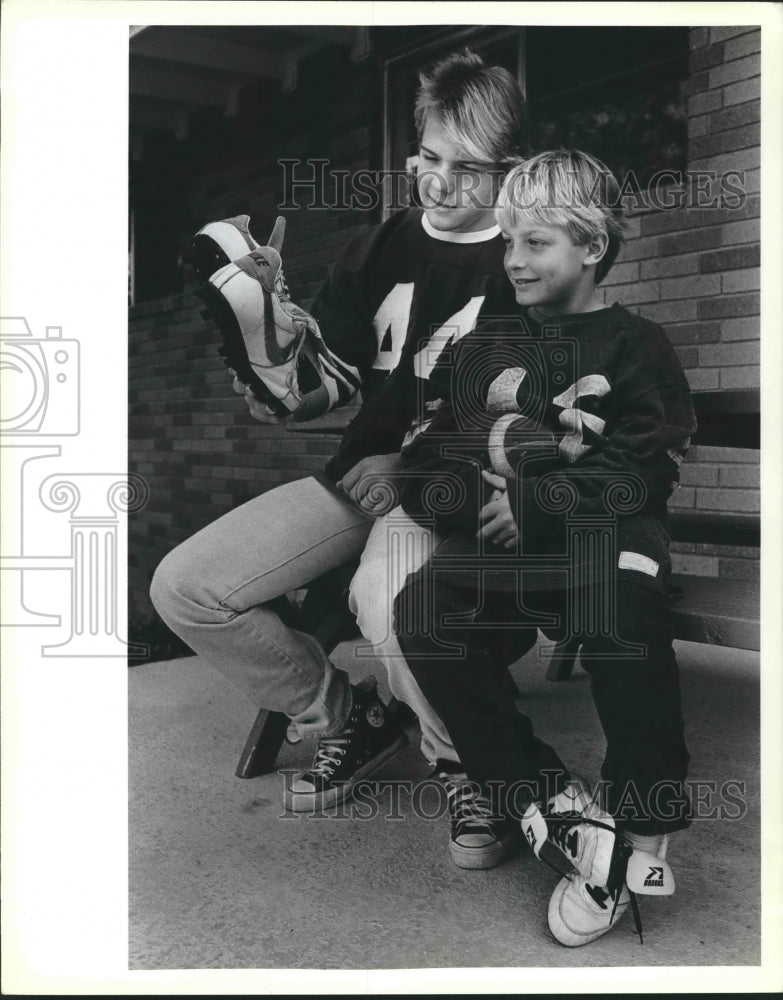 1986 Press Photo Brothers Stephen and Deavid Forren wear Warren McVey jerseys- Historic Images