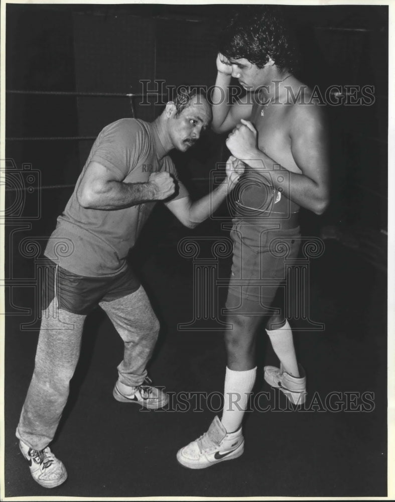 1985 Press Photo Boxers Gilbert "Machete" Galvan and Lupe "Machetito" Galvan- Historic Images