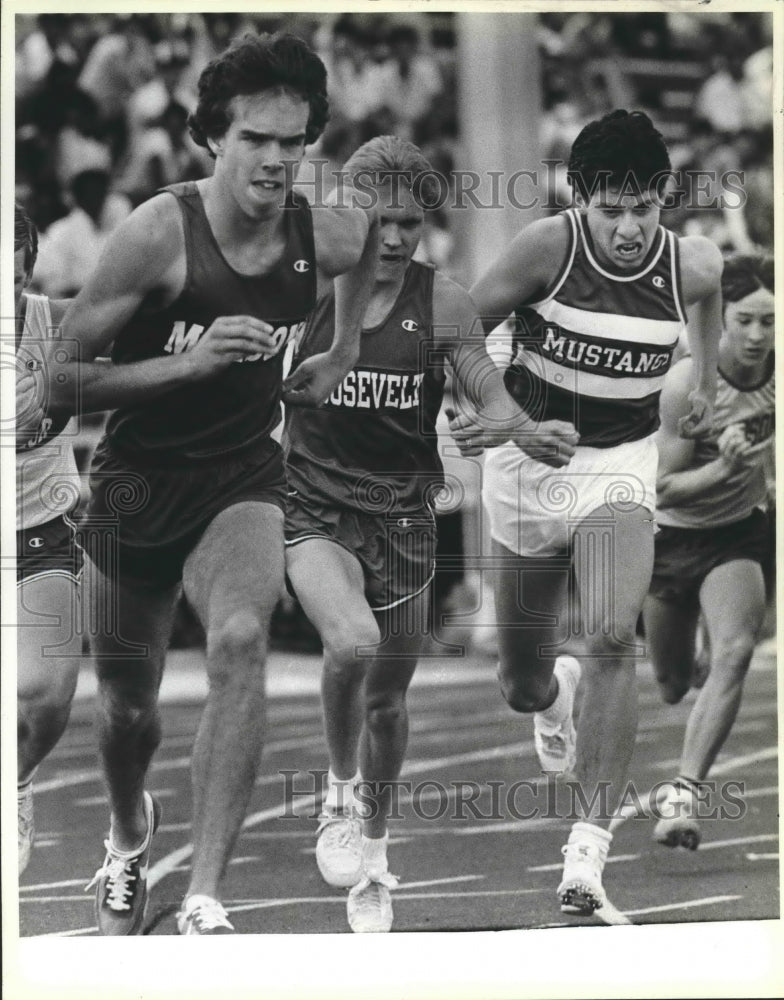1985 Press Photo David Eggan and Reuben Reina during an 800 meter track race- Historic Images