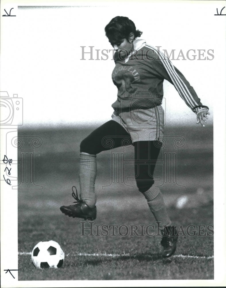 1990 Press Photo McCollum High girls soccer player Alma Segura vs. MacArthur- Historic Images