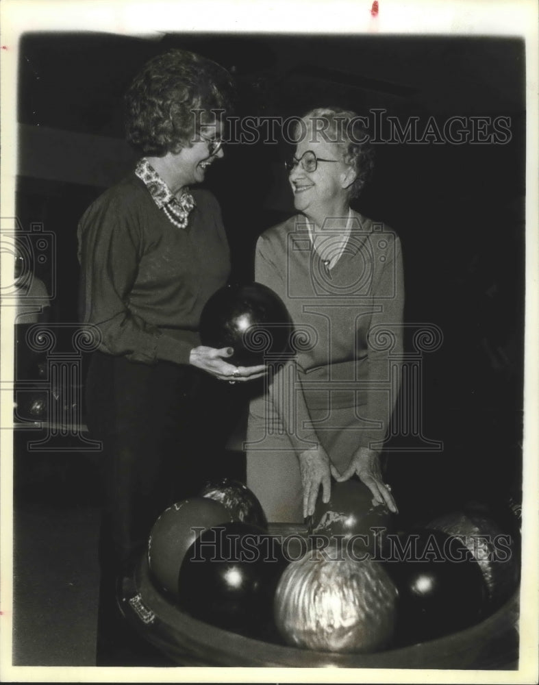 1983 Press Photo Bowlers Ella O&#39;Quinn and Jvelen Baetz at Oak Hills - sas01312- Historic Images