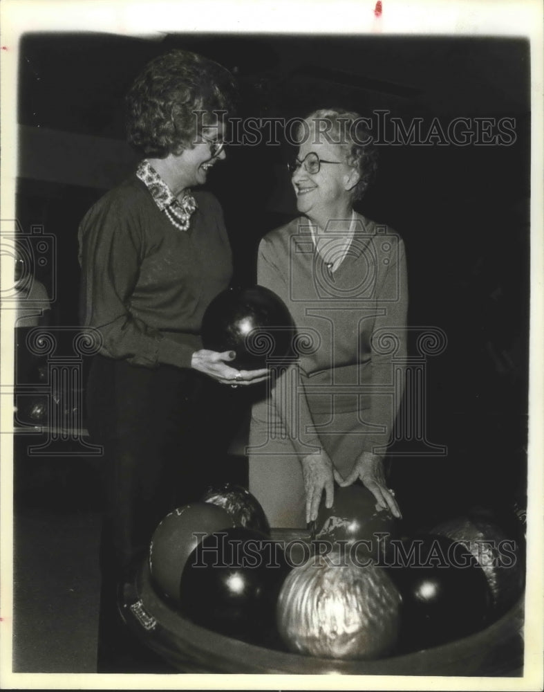 1983 Press Photo Bowlers Ella O'Quinn and Jvelen Baetz at Oak Hills - sas01312- Historic Images