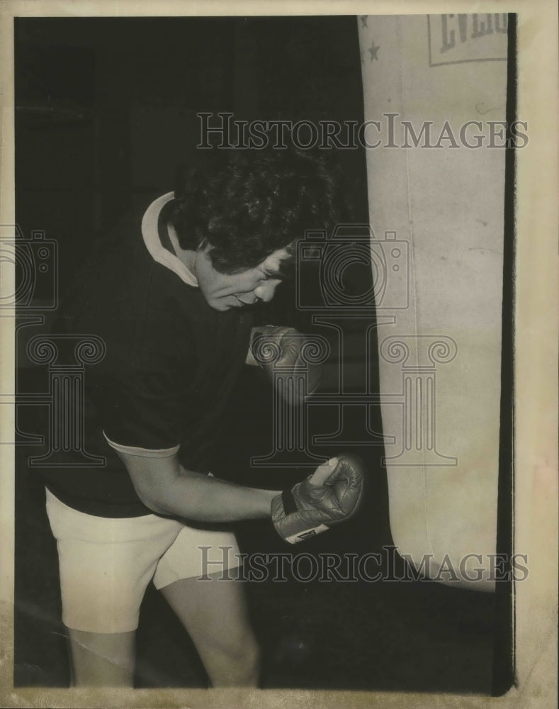 Press Photo Boxing Hall of Famer Ruben Olivares - sas01316- Historic Images