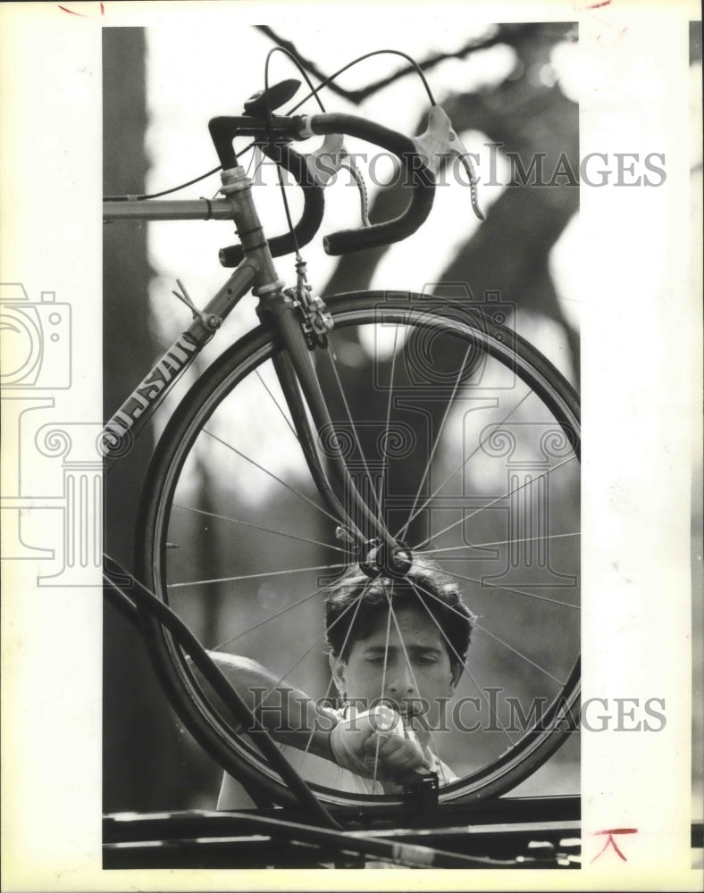 1985 Press Photo Cyclist Anton Olstowski works on his bicycle - sas01318- Historic Images