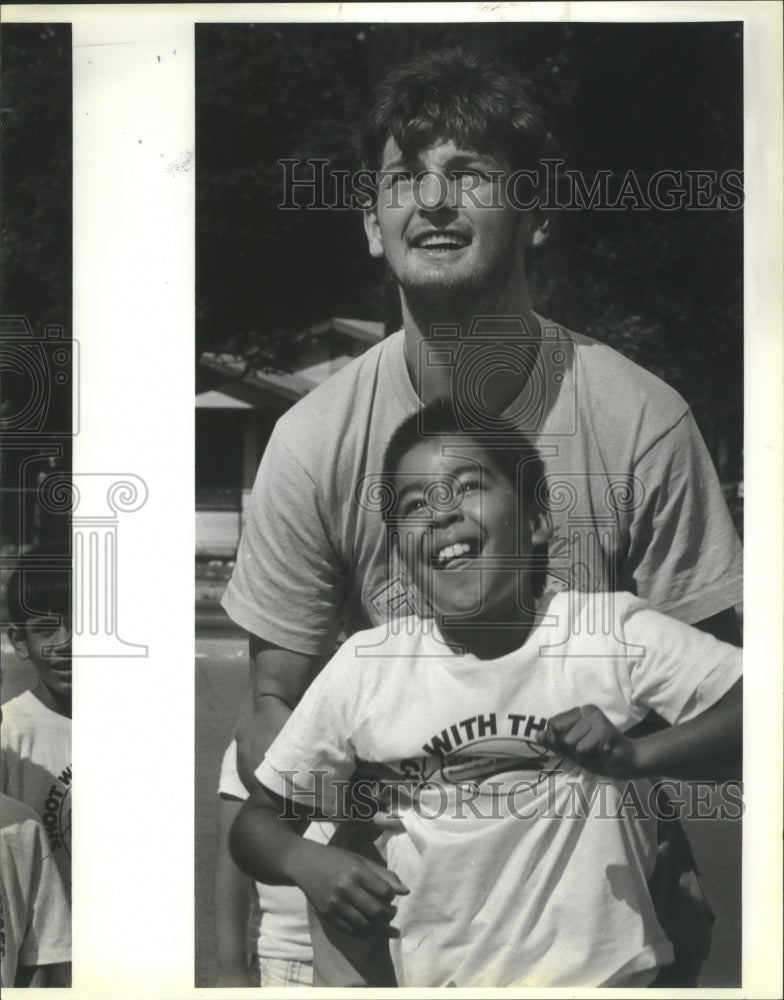 1989 Press Photo Spur Zarko Paspalj and Jacob de la Cruz at a basketball clinic- Historic Images