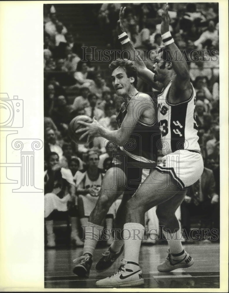 1985 Press Photo NBA basketball players Jim Paxson and Artis Gilmore in action- Historic Images