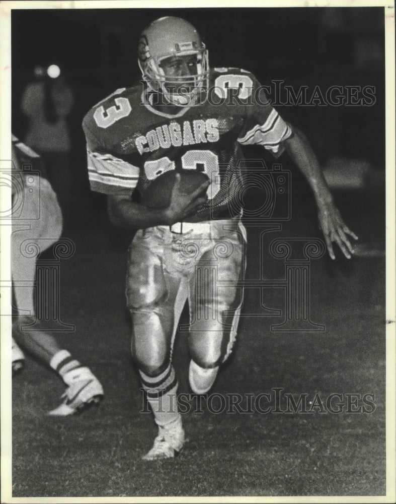 1986 Press Photo High school football player Deon Cockrell runs for a touchdown- Historic Images