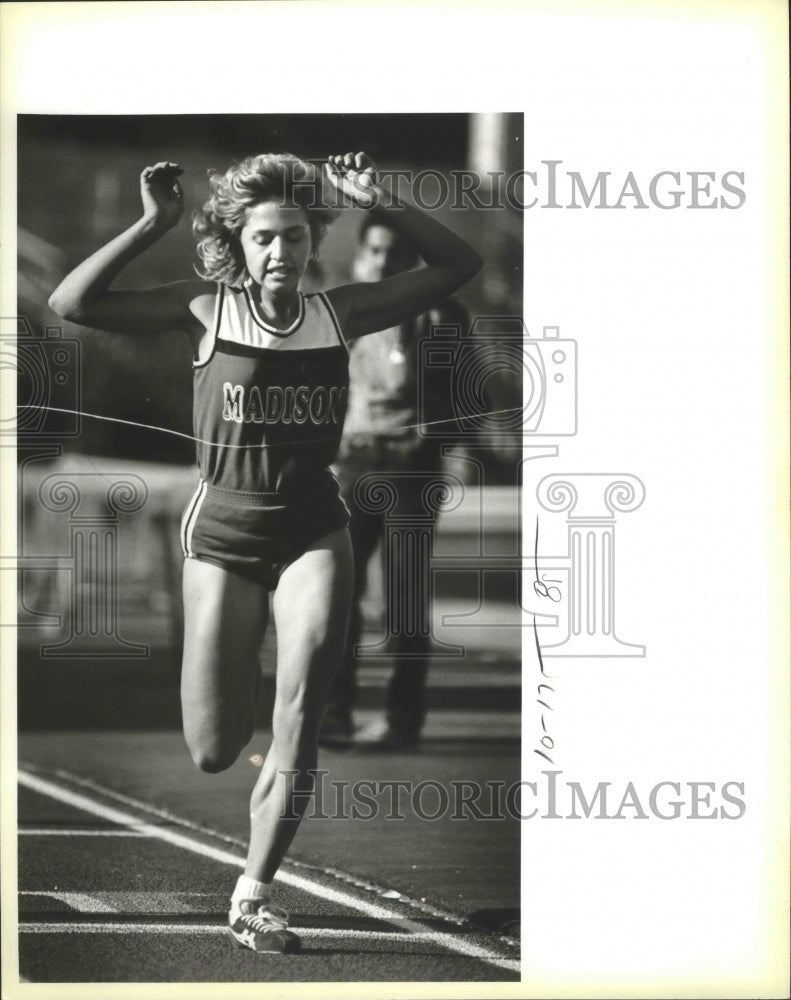 1984 Press Photo Highland High runner Natalie Nalepa wins the Fiesta Relays mile- Historic Images