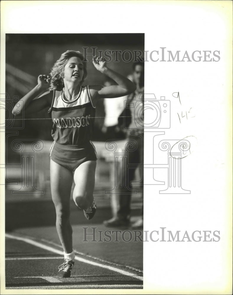 1984 Press Photo Highland distance runner Natalie Nalepa at the Fiesta Relays- Historic Images