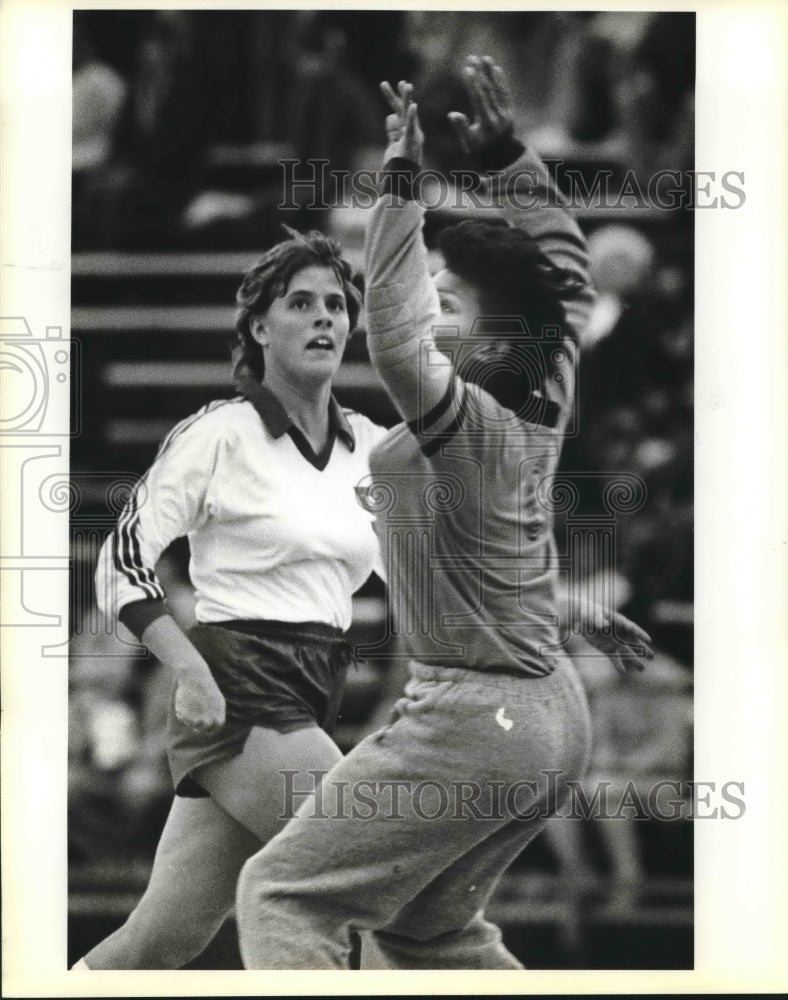 1985 Press Photo Madison and Edison play a girls high school soccer game- Historic Images