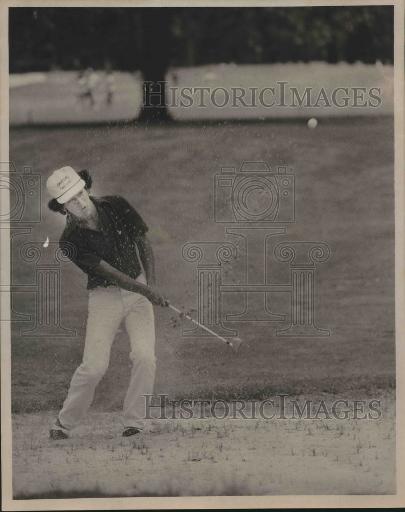 Press Photo Golfer Tom Garcia III hits out of a sand trap - sas01581- Historic Images