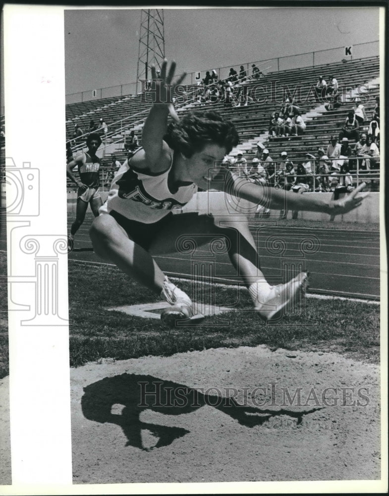 1985 Press Photo Fredericksburg High triple jumper Lisa Knopp at regional track- Historic Images