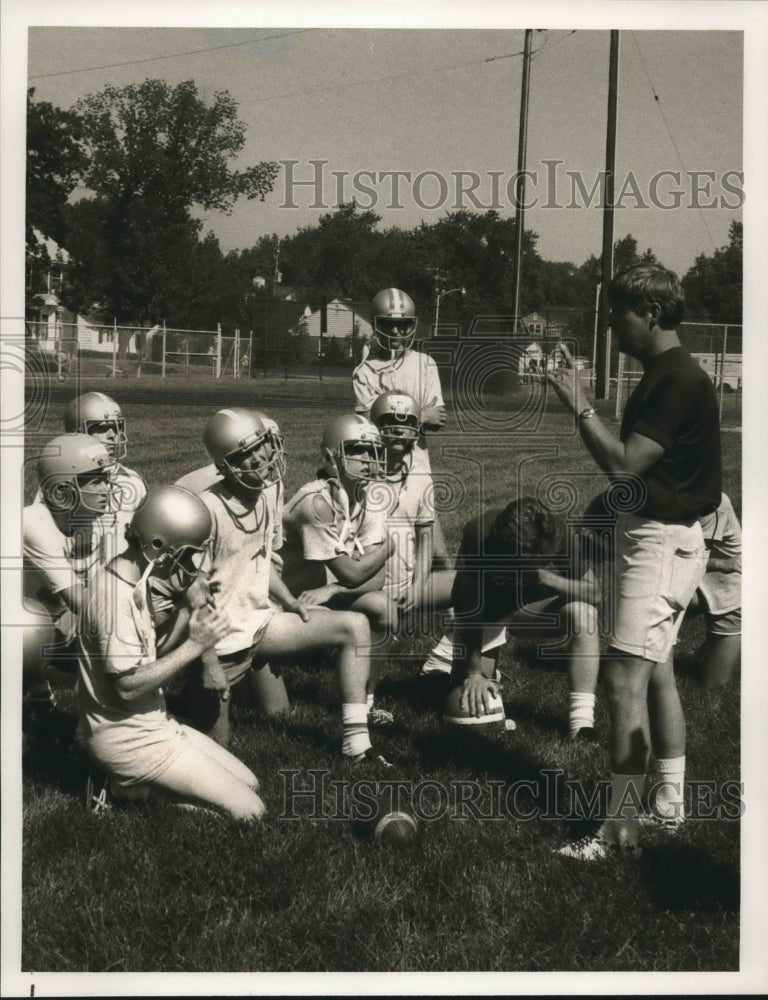 1977 Press Photo Whitefish Bay High School football coach Bob Albrightson- Historic Images