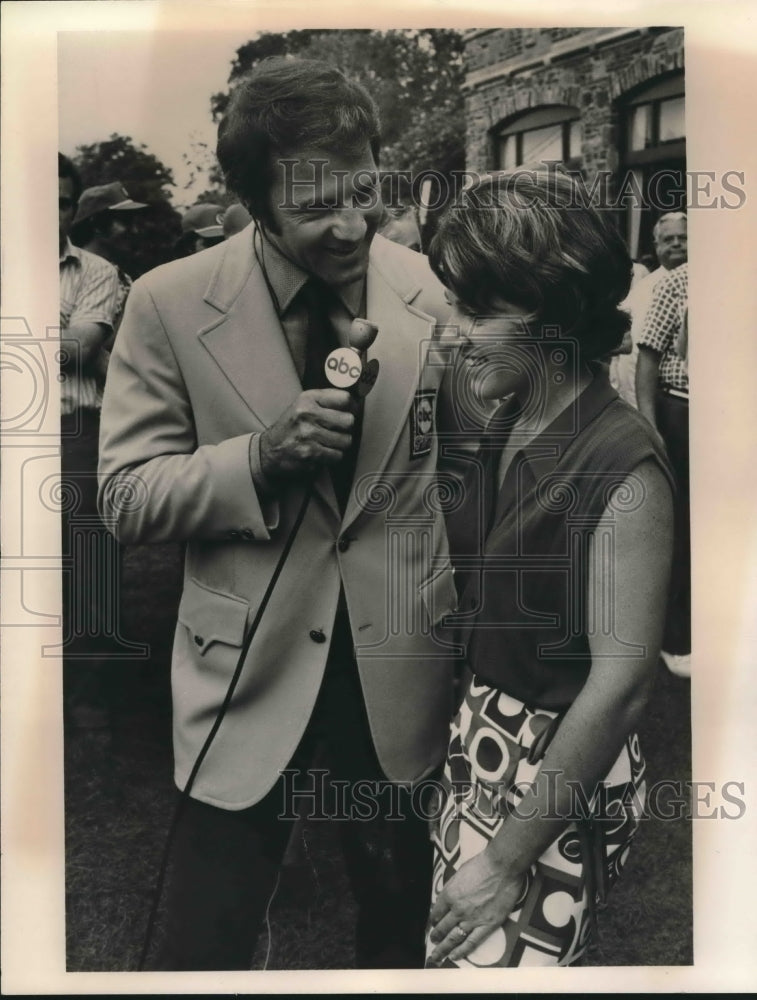 Press Photo Frank Gifford of ABC Sports with pro golfer Susie Berning- Historic Images