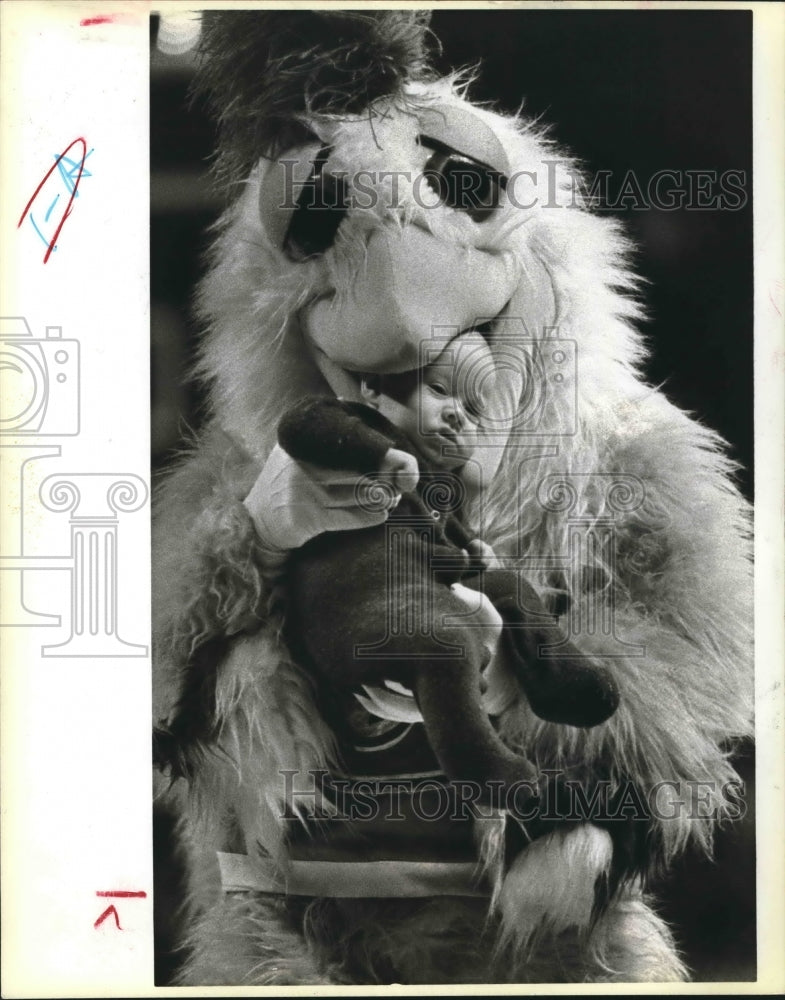 1984 Press Photo The San Diego Chicken with 3-month-old Joseph Mitchell- Historic Images