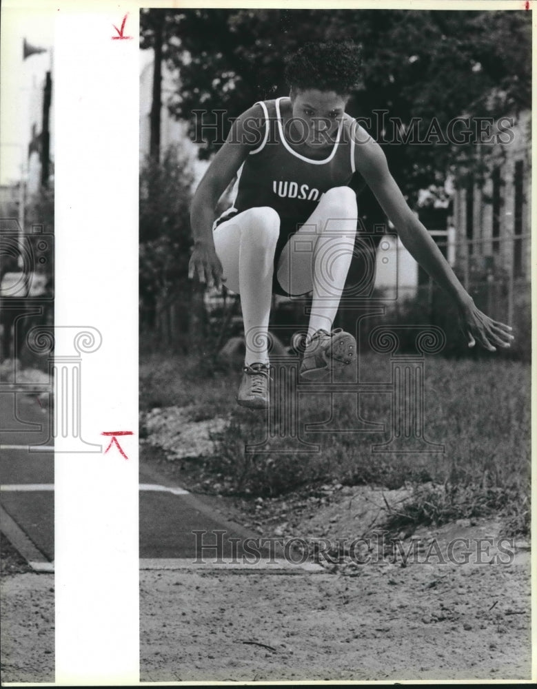 1985 Press Photo Judson track athlete Barbara Flowers during a broad jump- Historic Images