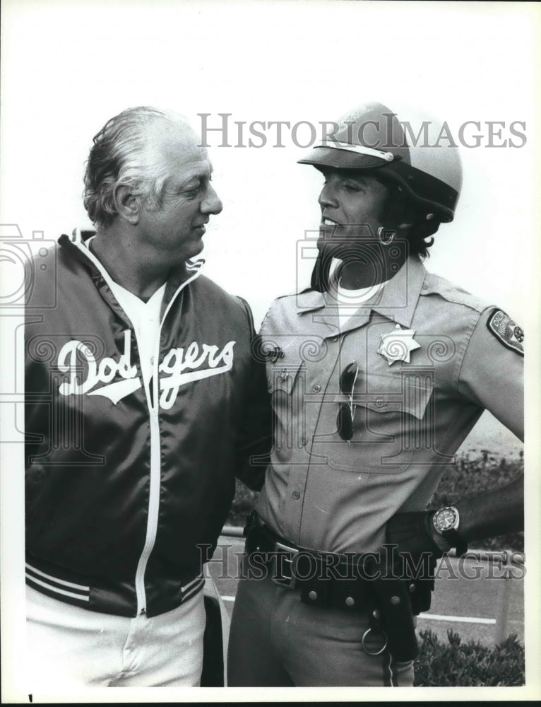 1982 Press Photo Los Angeles Dodgers manager Tom Lasorda with actor Erik Estrada- Historic Images