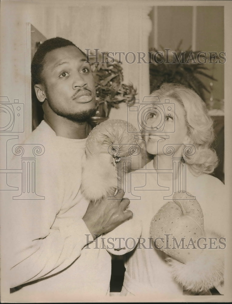 Press Photo Boxer Joe Frazier with television star Dinah Shore - sas02036- Historic Images