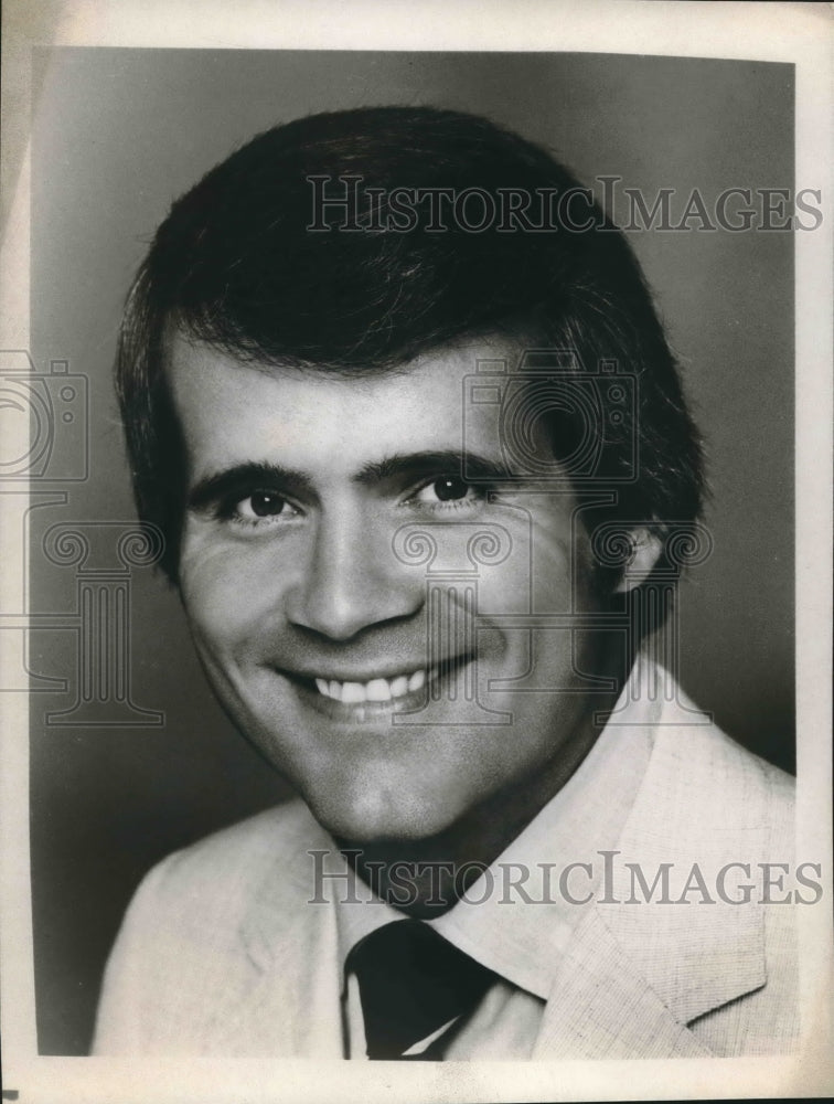 Press Photo CBS NFL football and NBA basketball announcer Gary Bender- Historic Images