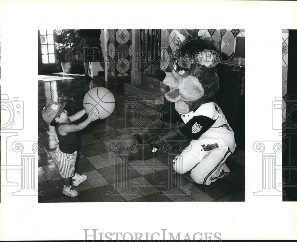 1989 Press Photo The San Antonio Spurs Coyote with Stephen Rivera at City Hall- Historic Images