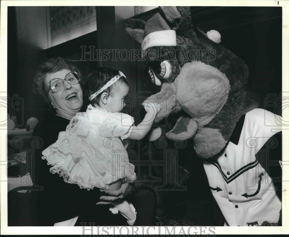 1988 Press Photo Gloria Taylor and Cierra Ramos with the NBA Spurs Coyote- Historic Images