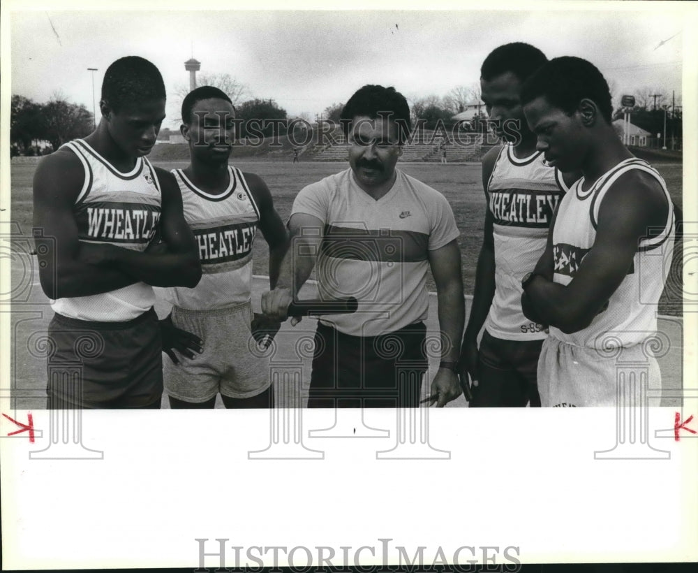 1985 Press Photo The Wheatley High mile relay team with Richard Solis- Historic Images