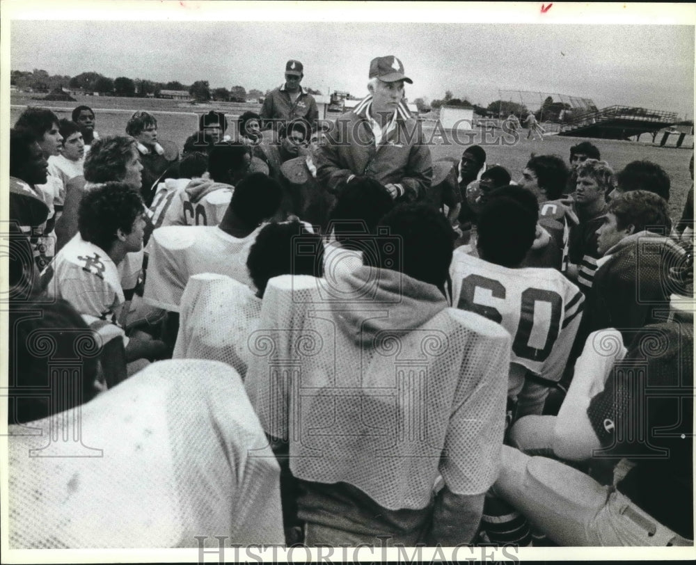 1983 Press Photo Judson High football Frank Arnold addresses his team- Historic Images