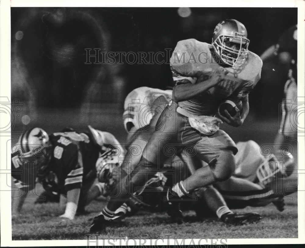 1988 Press Photo Seguin High School football player Mark Mehrens in action- Historic Images