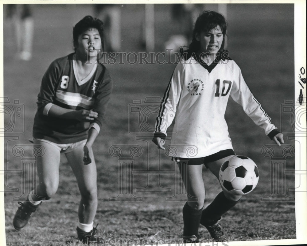 1987 Press Photo Marshall soccer player Jessica Garcia moves past an opponent- Historic Images