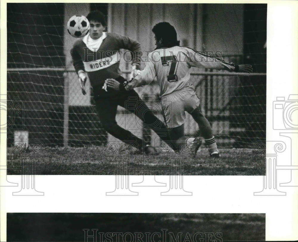 1986 Press Photo Roosevelt plays Brownsville Hanna in a boys prep soccer game- Historic Images