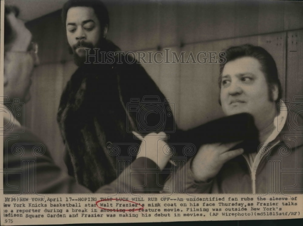 1975 Press Photo New York Knicks basketball star Walt Frazier and a fan- Historic Images