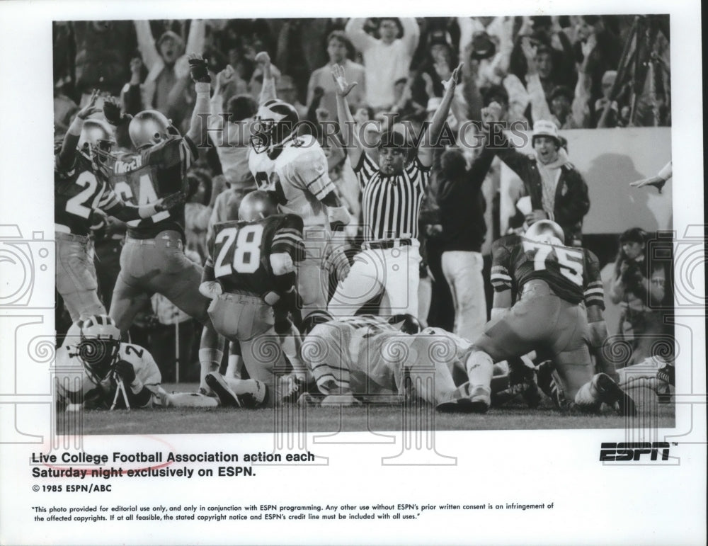 1985 Press Photo A Michigan Wolverines football opponent celebrates a touchdown- Historic Images