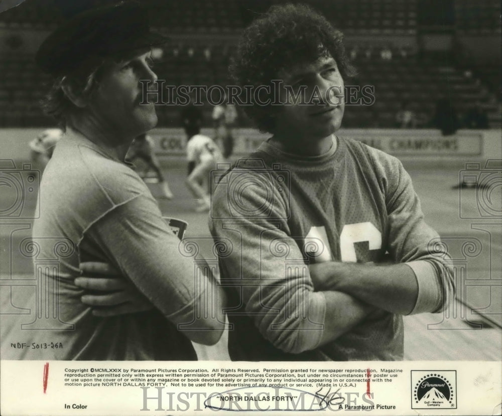 1979 Press Photo Star Nick Nolte and a teammate in "North Dallas Forty"- Historic Images