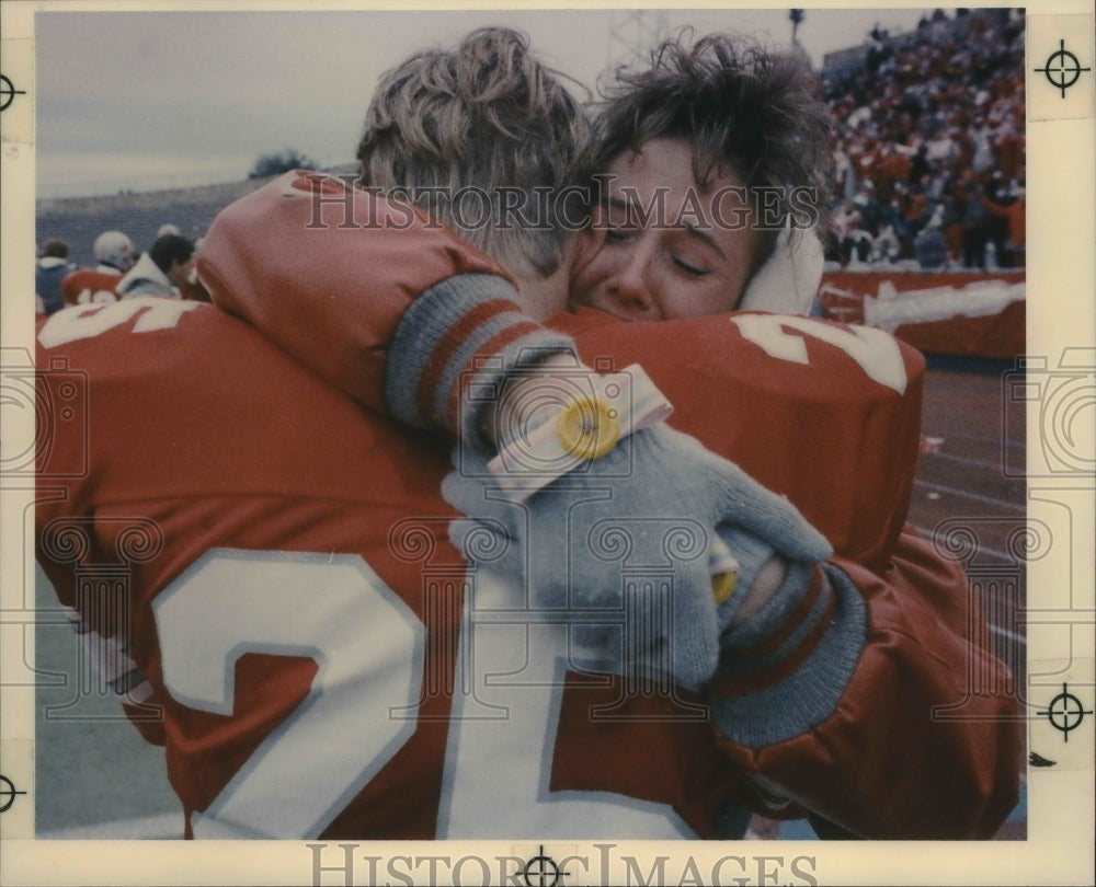 1989 Press Photo A Judson High football player gets a hug on the sideline- Historic Images